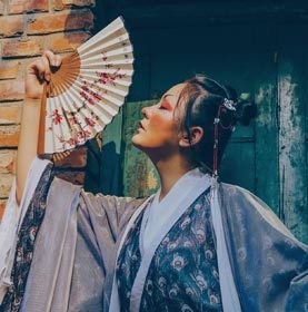 Femme asiatique utilisant la robe chinoise