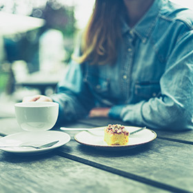 Mulher jovem em café ao ar livre