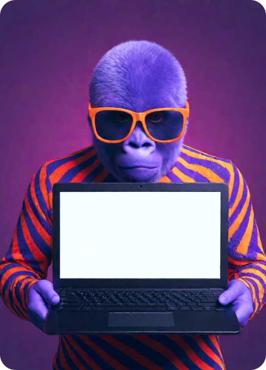 Стильное изображение фиолетовой гориллы в солнцезащитных очках и с ноутбуком в руках в стиле 3D-концептуализма. Тело гориллы украшено розово-оранжевыми и фиолетовыми узорами, которые добавляют изображению ярких цветов. Сцена воплощает идею моды и современности, с намеком на цифровую культуру и концептуальное остроумие. 3d-рендер, мода.