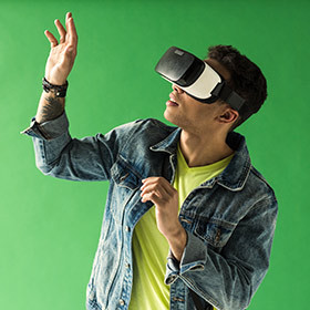 Homme avec casque<br />de réalité virtuelle