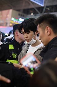 2 0 1 8年 1 0月 2 1日, 中国歌手范成成在中国北京首都国际机场合影, 她是中国男孩九成的女星范冰冰的弟弟